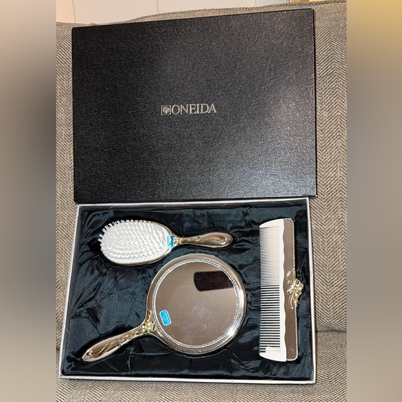NWT Oneida Elegant ROPES & BOWS Silverplate 3pc dresser Grooming Accessories Set